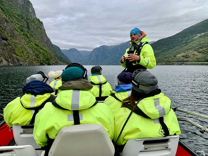 Guiden pratar från ribbåten som tog Marie och sällskapet ut på fjorden